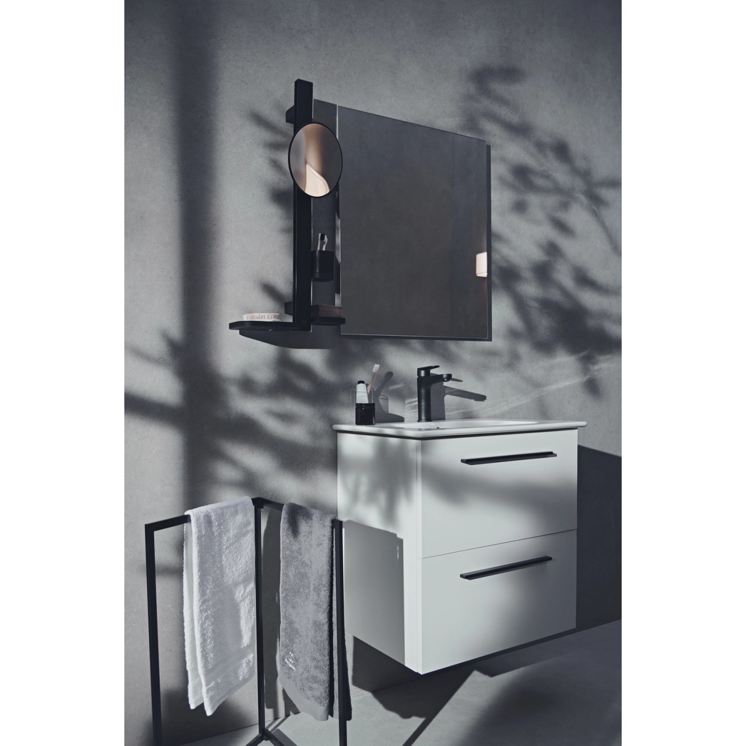 Ideal Standard Beauty Kosmetikspiegel-Set Bar, schwarz matt, mit Ablagen und Spiegel im Badezimmer.