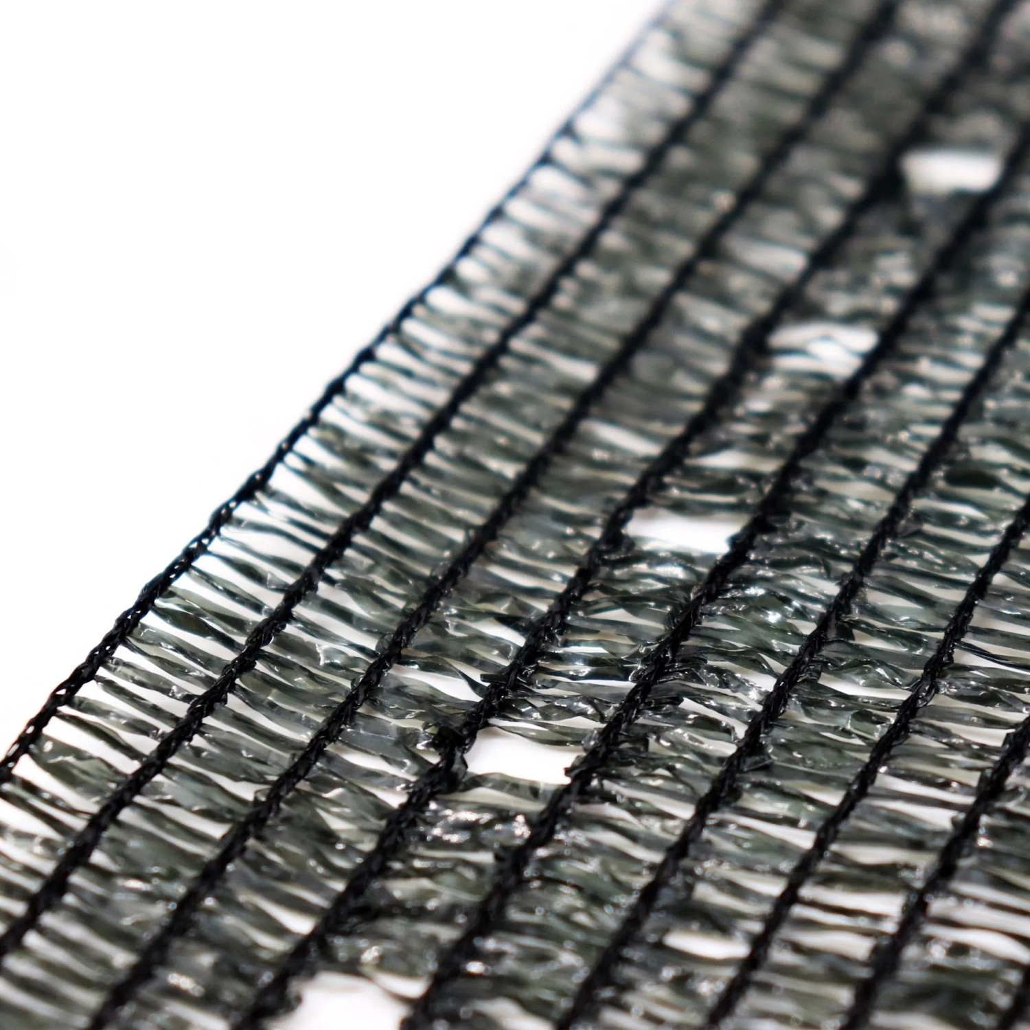 Detailaufnahme des schwarzen Aquagart Schattiernetzes/Sichtschutznetzes (90g/m²) für Zäune.