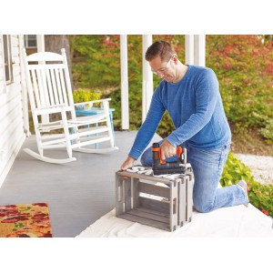 Mann benutzt Black+Decker Akku-Tacker/Nagler BDCT12N zum Heften einer Holzkiste.