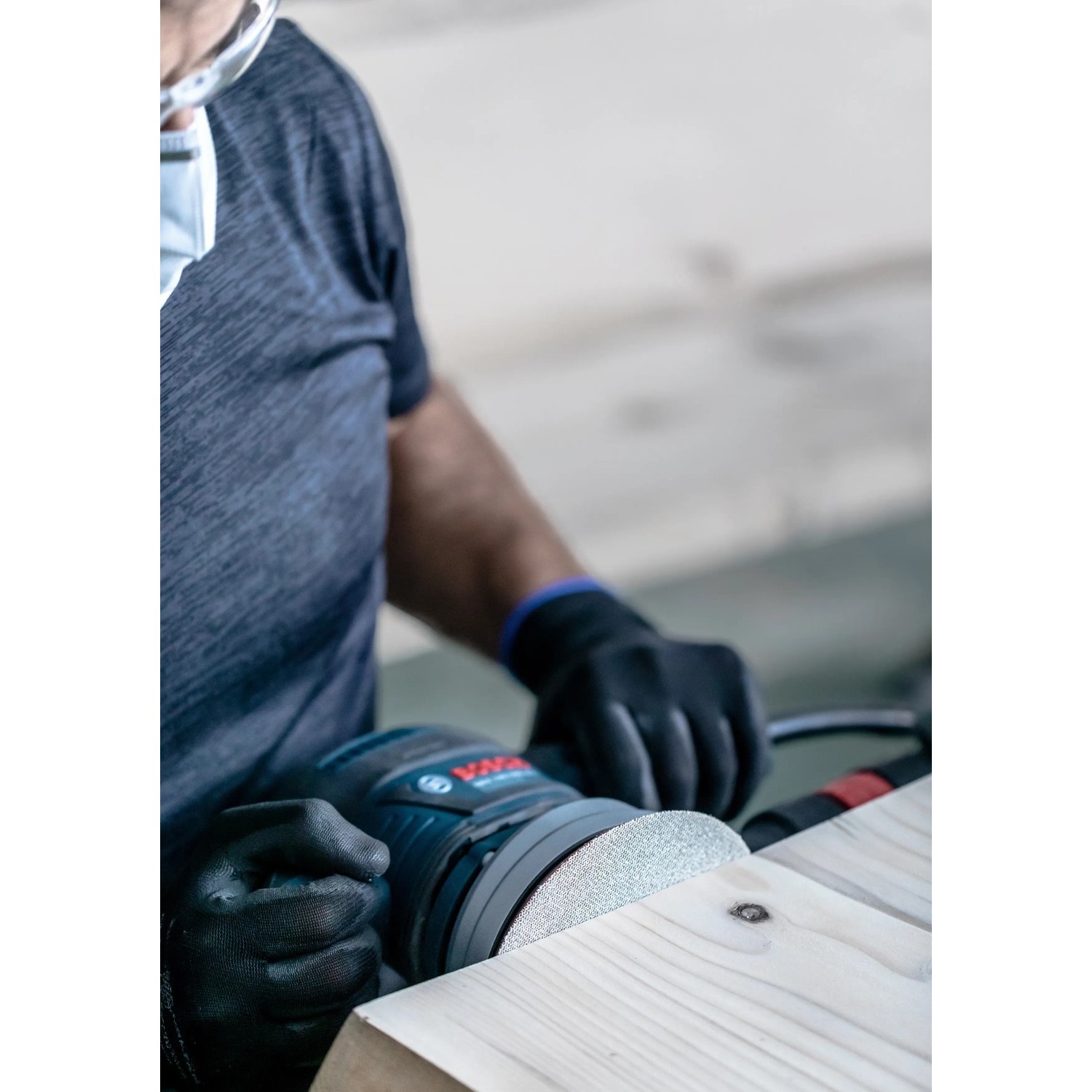 Bosch Expert M480 Netzschleifblatt K240, 125mm Durchmesser im Einsatz mit Exzenterschleifer.