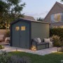 Grau-grünes Weka Gartenhaus Killarney mit Doppeltür und Sitztruhe im Garten.