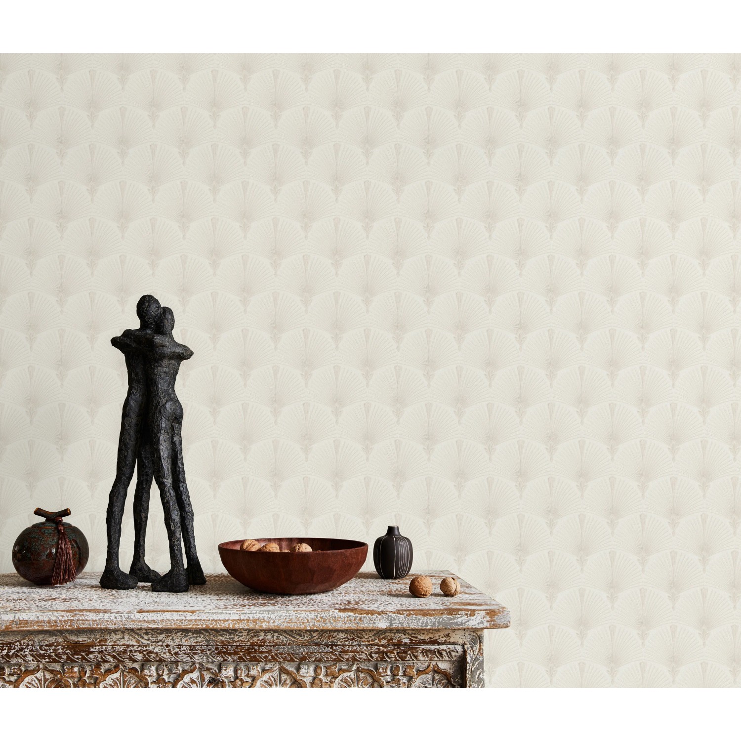 Beige Vliestapete Erismann Versailles Antoinette mit glänzender Fächerstruktur.