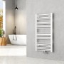 Weißer Emke Badheizkörper 100x50cm als Handtuchwärmer im Badezimmer.