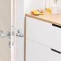 Grauer Reer Türgriffschutz HandleGuard aus Silikon, 2er-Set, montiert an einer Tür.