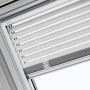 Weiße Velux Jalousie PAL C06 7001S für Dachfenster, manuell bedienbar.