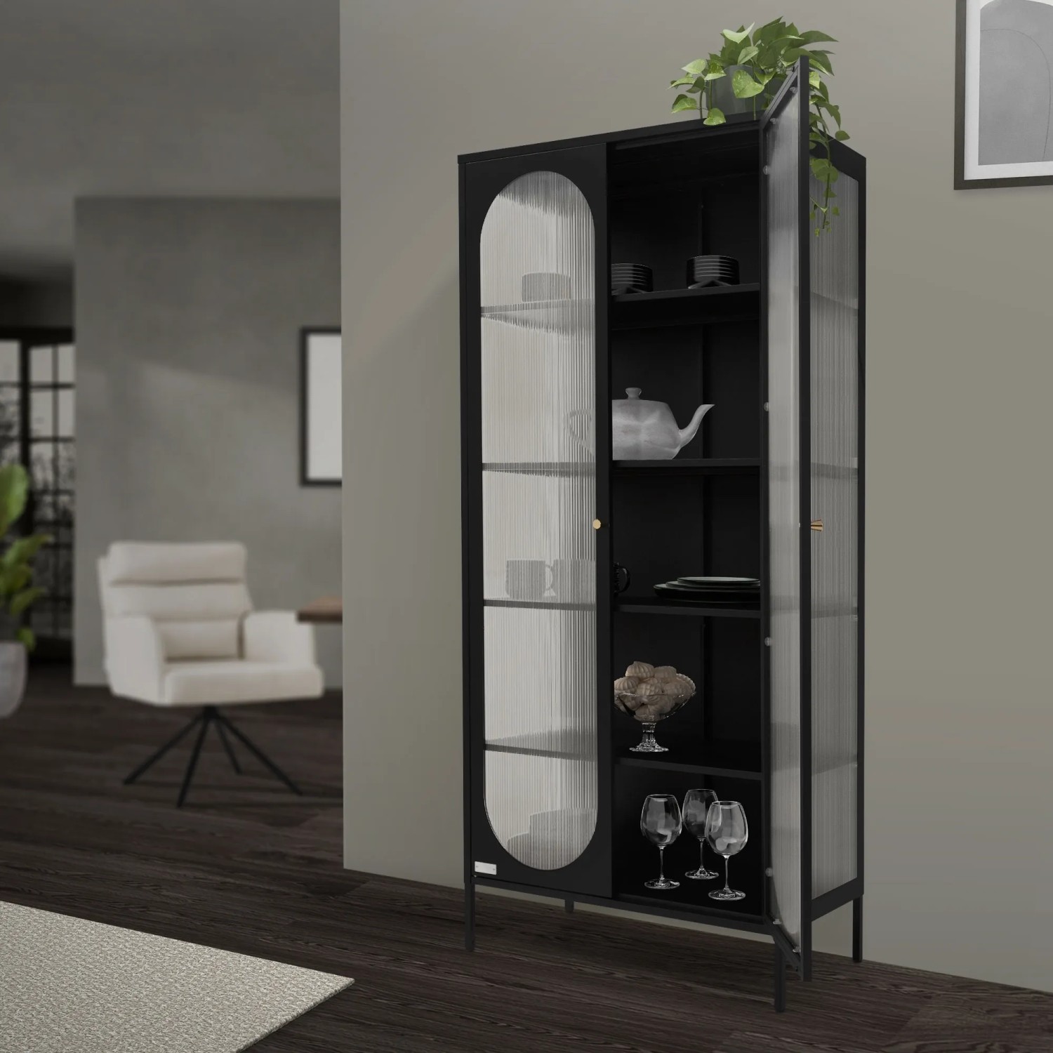 Schwarzer ML-Design Vitrinenschrank (80x175x40 cm) aus Stahl mit Glasböden, teilgefüllt.