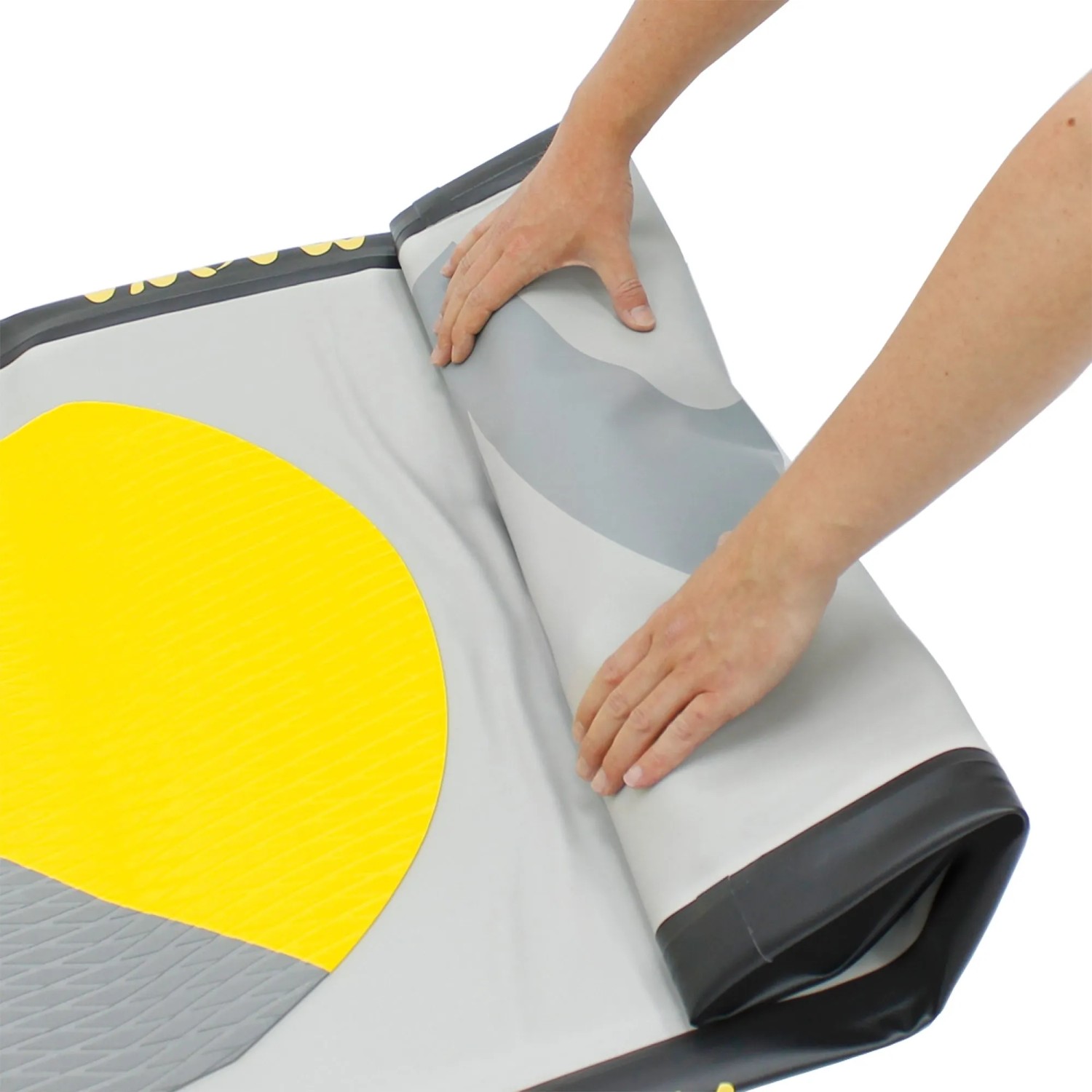 Aufblasbares Stand Up Paddle Board Maona, grau, wird zusammengerollt.