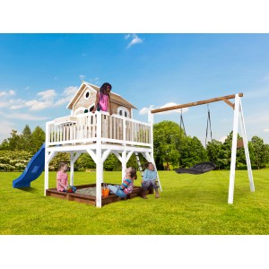Axi Liam Spielhaus mit Roxy Nestschaukel (braun/weiß/blau) im Garten mit spielenden Kindern.