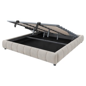 Beiges Polsterbett 180x200cm mit hochgeklapptem Lattenrost, zeigt hydraulischen Stauraum. Modernes Bett mit Bettkasten.