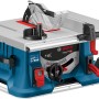 Bosch Professional GTS 635-216 Tischkreissäge in Blau und Silber mit montiertem Sägeblatt.
