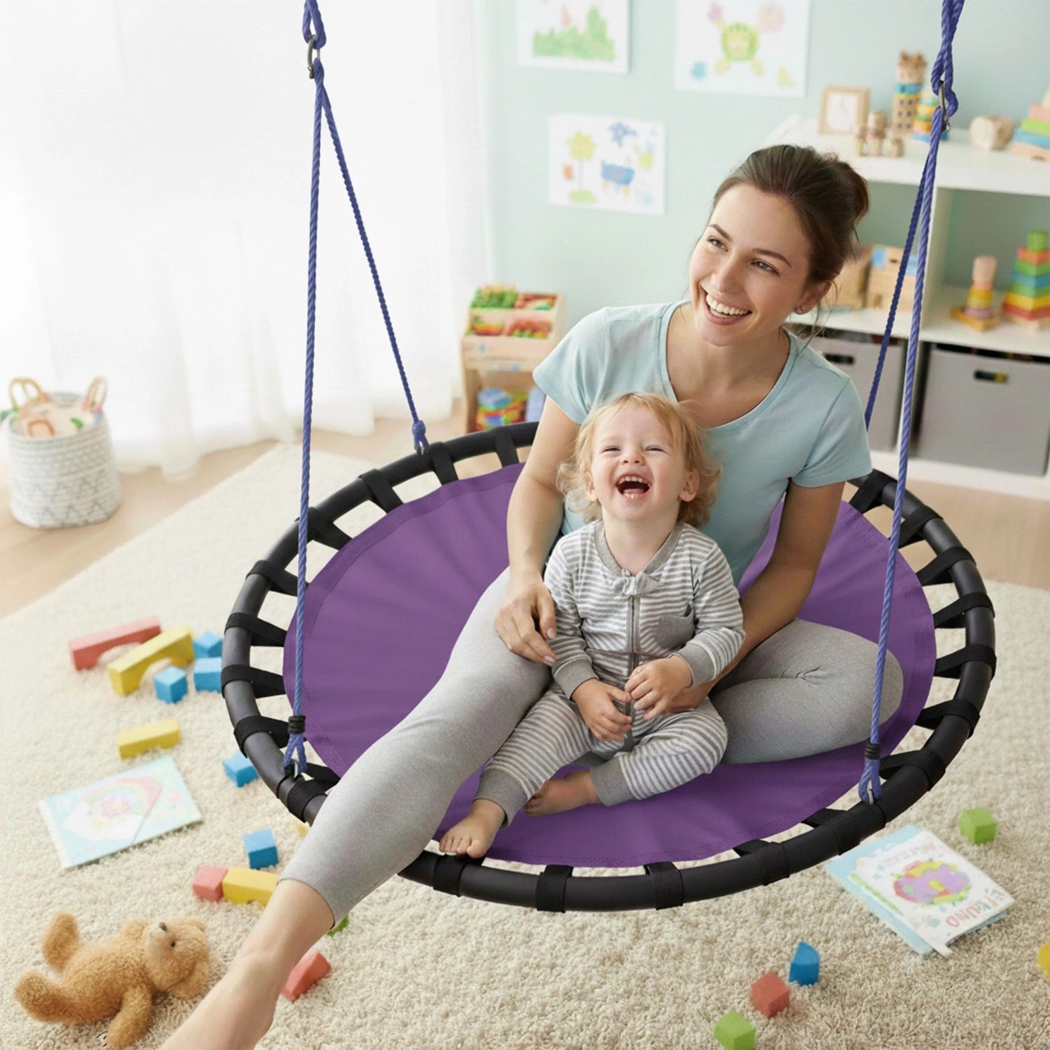 Lila Relaxdays Nestschaukel (80 cm) mit lachender Mutter und Kind. Höhenverstellbare Rundschaukel für Spiel & Entspannung.
