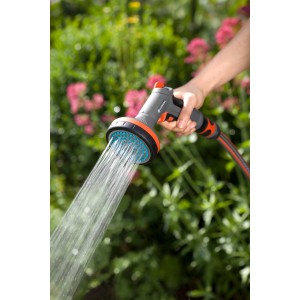 Gardena Comfort Beetbrause in Aktion: Bewässerung von Pflanzen im Garten.