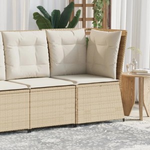 Beiges Furnicato Garten-Ecksofa aus Polyrattan mit cremeweißen Kissen.