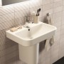 Ideal Standard i.life S Handwaschbecken, 55 cm, Weiß, mit Armatur, Seife und Handtuch.