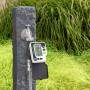 Geka Bewässerungscomputer mit Hahnadapter an Wasserhahn im Garten.