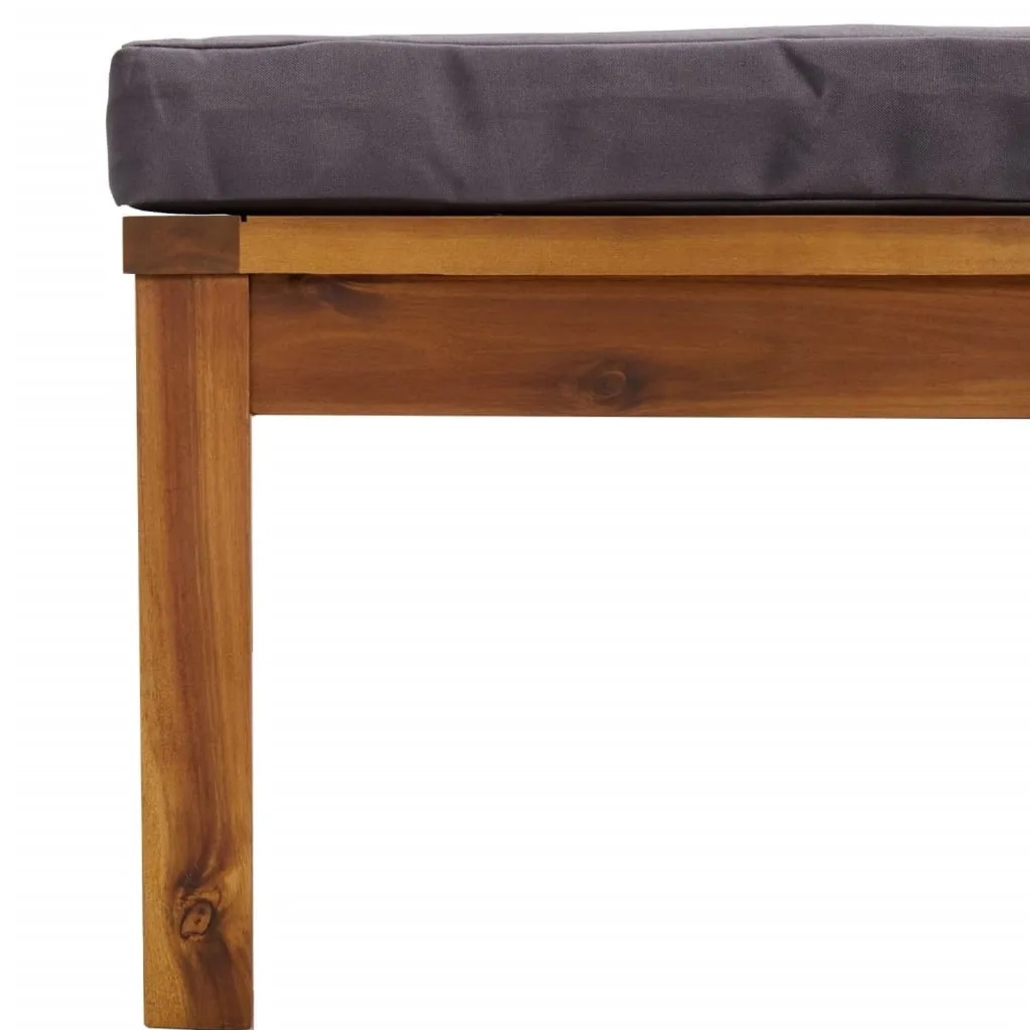 Detailansicht: Akazienholz Gartenmöbel Lounge Set mit dunkelgrauem Polster.