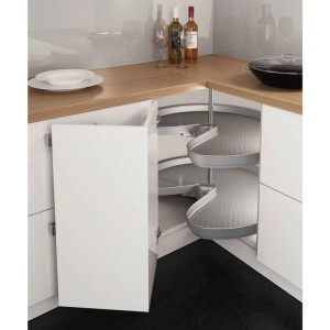Ninka Schwenkboden 3/4-Kreis, quarzgrau, Kunststoff, für Küchen Eckschrank ProArc. Zwei Böden im geöffneten Schrank.