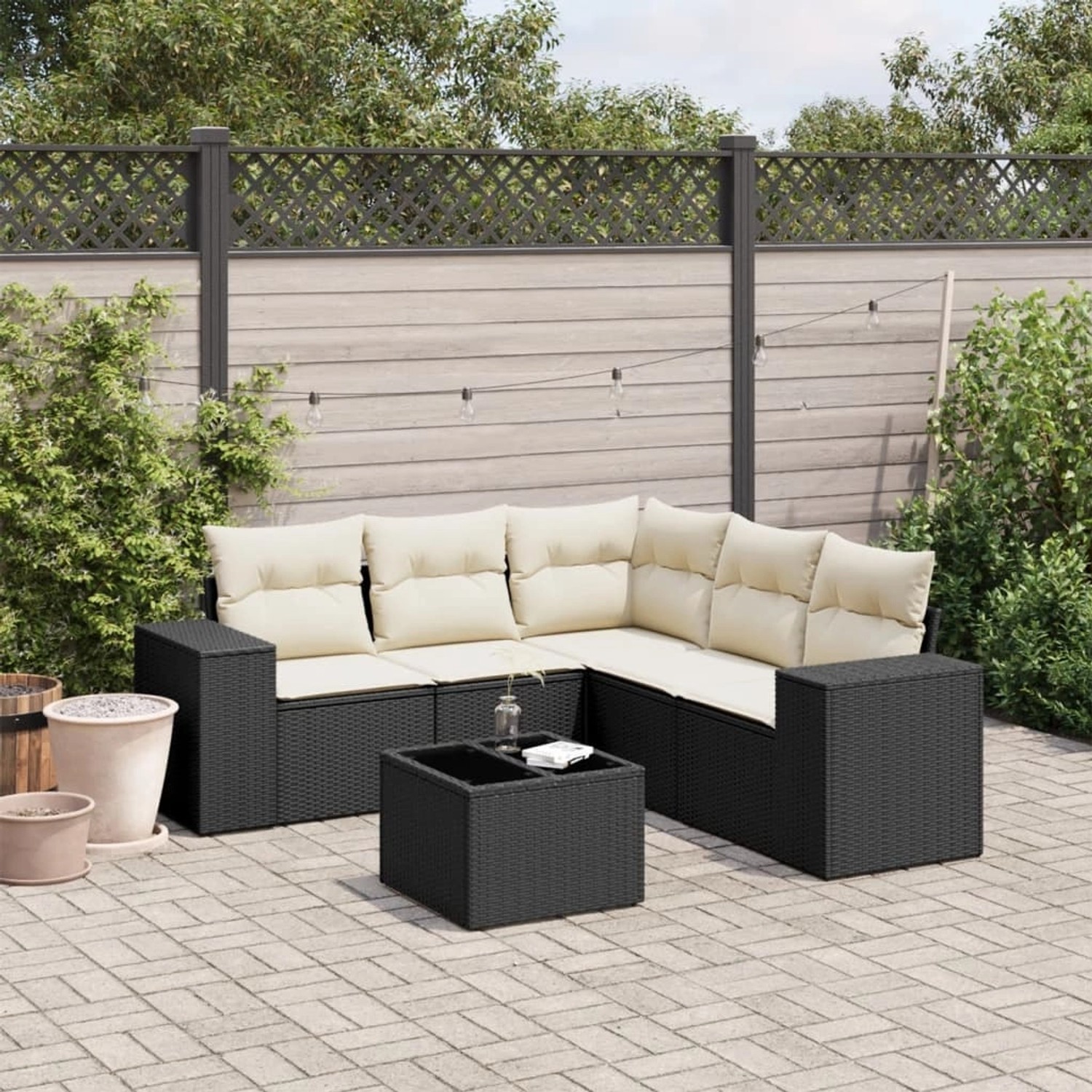 Schwarze 6-tlg. vidaXL Garten-Sofagarnitur aus Rattan mit cremefarbenen Kissen.