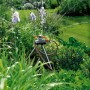 GARDENA Classic Kreisregner Samba im Einsatz, bewässert Gartenfläche. Regner mit Dreibein-Stativ.