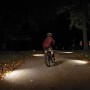 Kind fährt auf beleuchtetem Weg mit Mr. Beams LED-Wegeleuchten (2er-Pack).