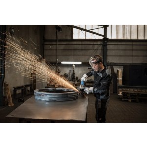 Anwender schleift mit der Pferd Schruppscheibe PSF E Steelox (115mm) Stahl mit einem Winkelschleifer.