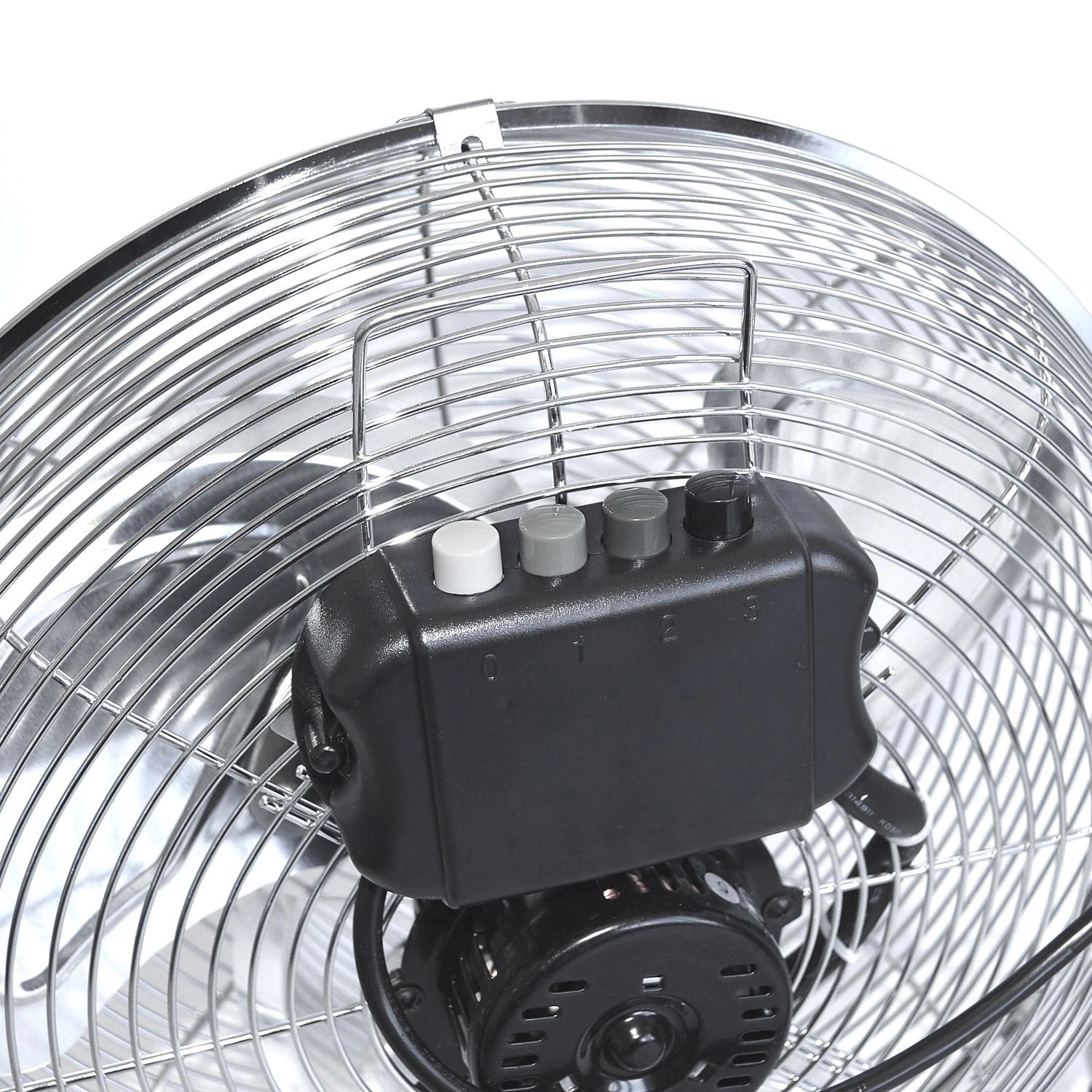 Detailaufnahme: TroniTechnik Bodenventilator mit drei Geschwindigkeitsstufen und silbernem Schutzgitter.