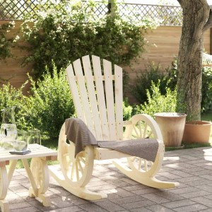 Adirondack-Schaukelstuhl aus hellem Tannenholz mit Wagenrad-Armlehnen auf gepflasterter Terrasse im Garten.