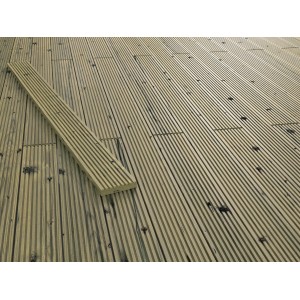 Grüne, druckimprägnierte Terrassendiele aus Nadelholz mit geriffelter Oberfläche.