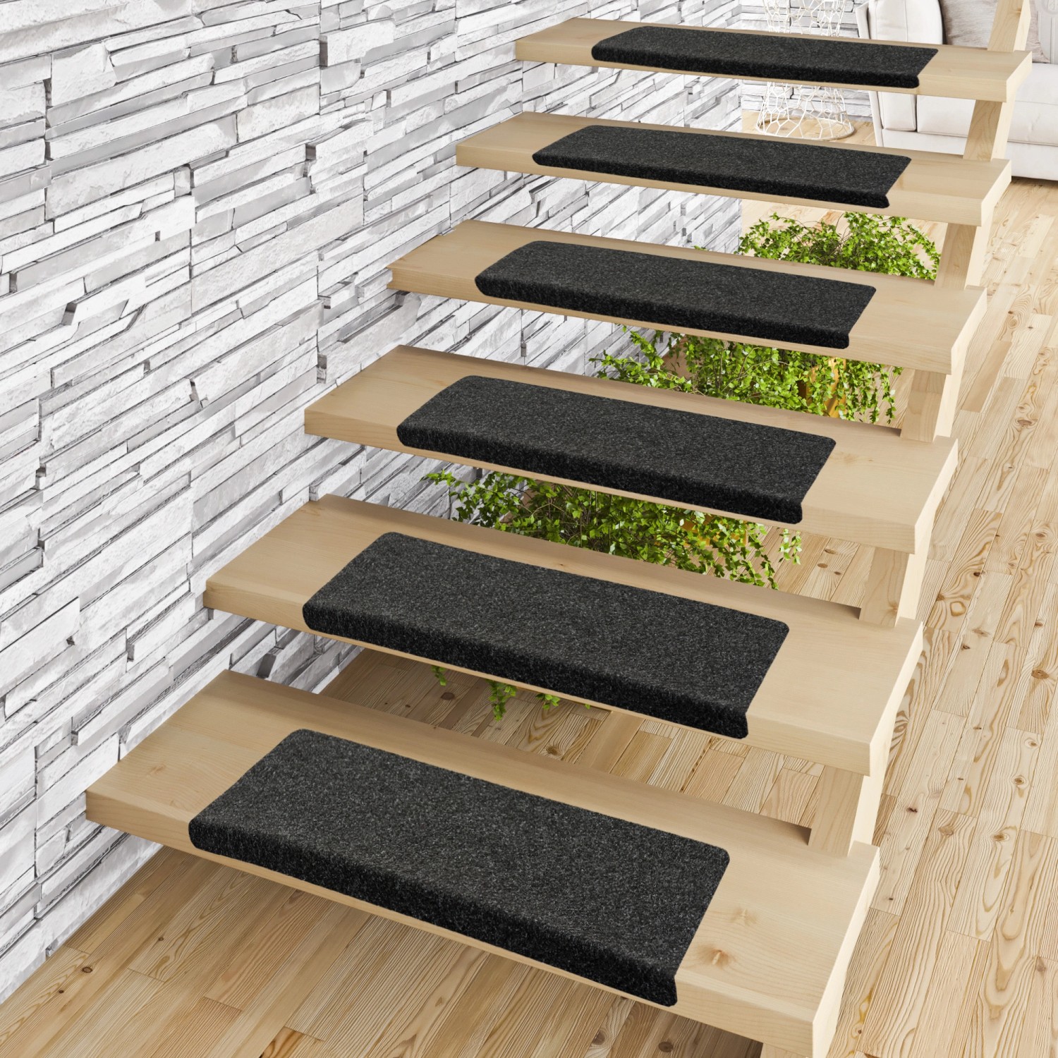 15er-Set anthrazitfarbene Pergamon Trend Stufenmatten Bent (24x65cm) auf einer Holztreppe.