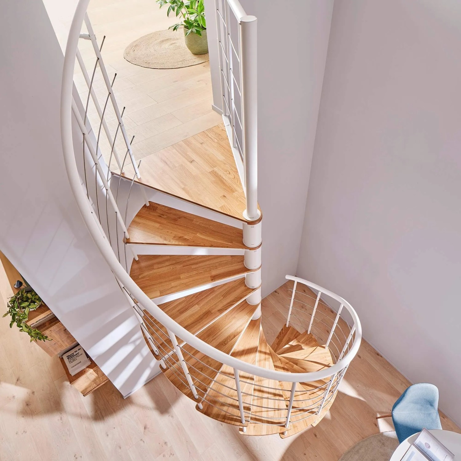 Treppen Intercon Wendeltreppe Select 120 cm Durchmesser 14 Stufen Metallfarbe Polar-Weiß Stufendesign Eiche Natur