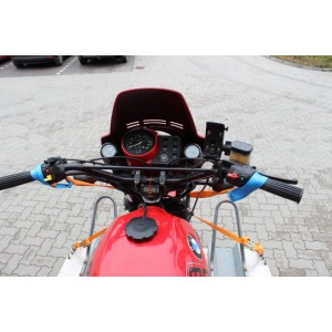 Motorrad mit TRUTZHOLM Lenker Verzurrsystem Spanngurt gesichert.