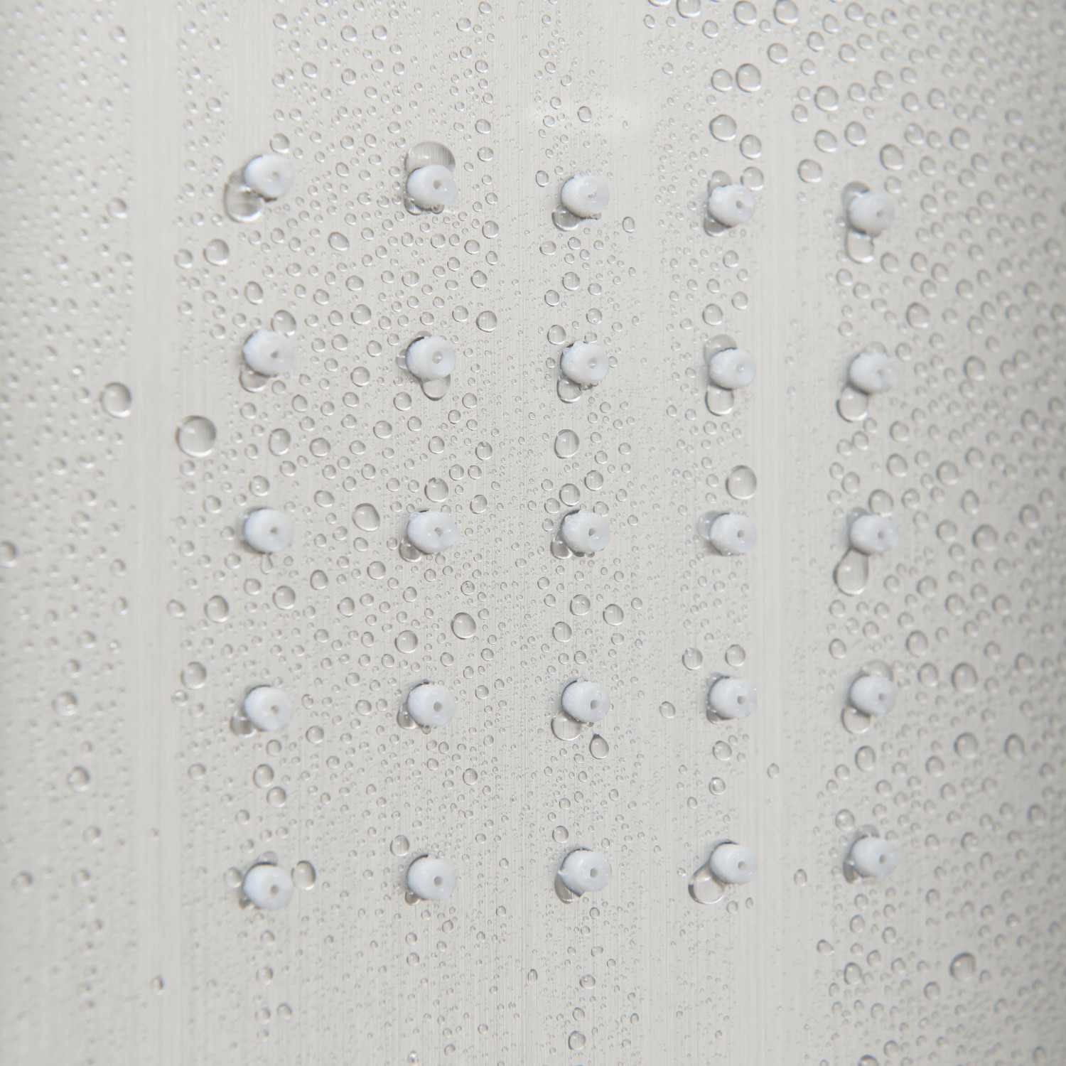 Detailaufnahme des Schütte Duschpaneel Tahiti aus Edelstahl mit Wasserdropfen.
