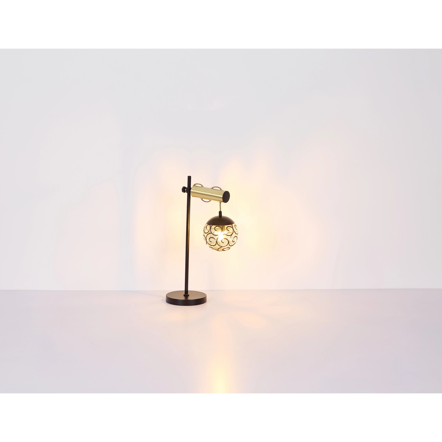 Globo Wandlampe Fitz, schwarz-goldene Wandleuchte mit rauchfarbenem Schirm.