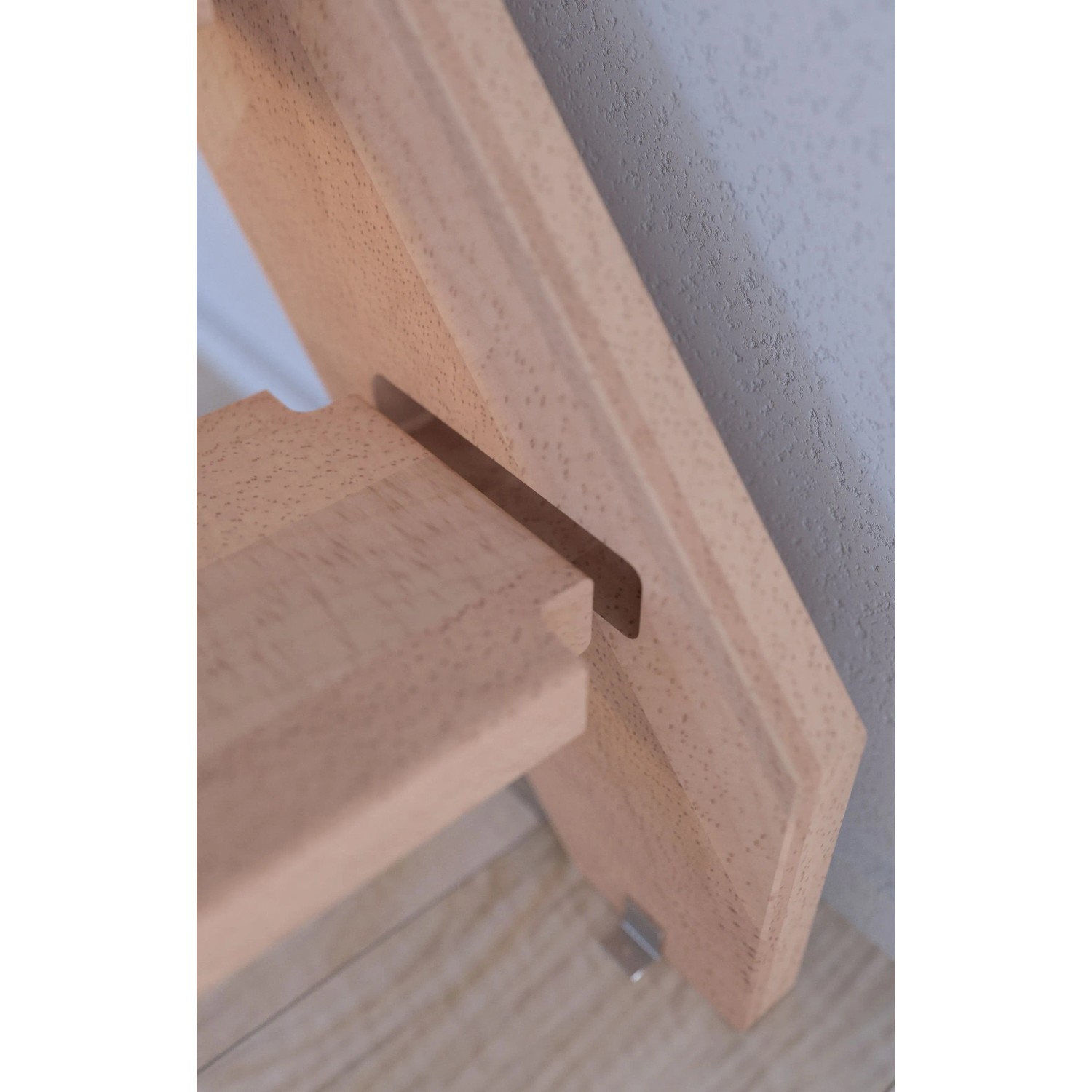 Detailaufnahme: Gerade Buchenholztreppe Mykonos Pro mit Setzstufen und Holz-Edelstahl-Geländer.