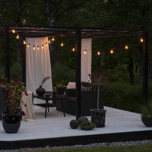 Konstsmide LED Biergarten Lichterkette mit 20 bernsteinfarbenen Glühbirnen im Außenbereich.