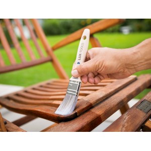 Hand lasiert Holzstuhl mit LUX Flachpinsel 30mm. Lasurpinsel mit Farbtank für gleichmäßigen Auftrag.