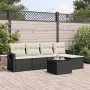 Schwarze 6-tlg. vidaXL Garten-Sofagarnitur aus Rattan mit cremefarbenen Kissen und Tisch.