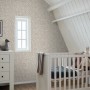 ESTAhome Vliestapete Hellbeige mit zartem Blumenmuster in einem Kinderzimmer mit Gitterbett. Dekorative Tapete.