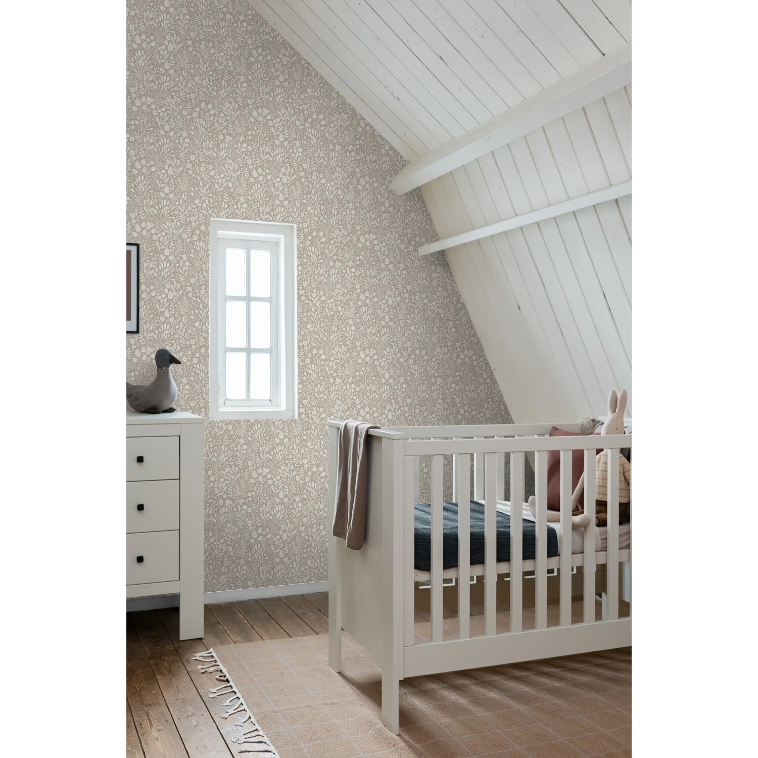 ESTAhome Vliestapete Hellbeige mit zartem Blumenmuster in einem Kinderzimmer mit Gitterbett. Dekorative Tapete.