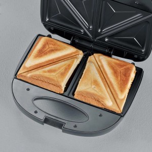 Offener, schwarzer Severin Sandwich-Toaster SA 2969 mit zwei fertigen Sandwiches.