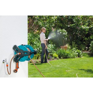 Gardena Wand-Schlauchtrommel Classic 50 Set mit Gartenschlauch im Einsatz.