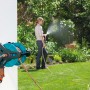 Gardena Wand-Schlauchtrommel Classic 50 Set mit Gartenschlauch im Einsatz.