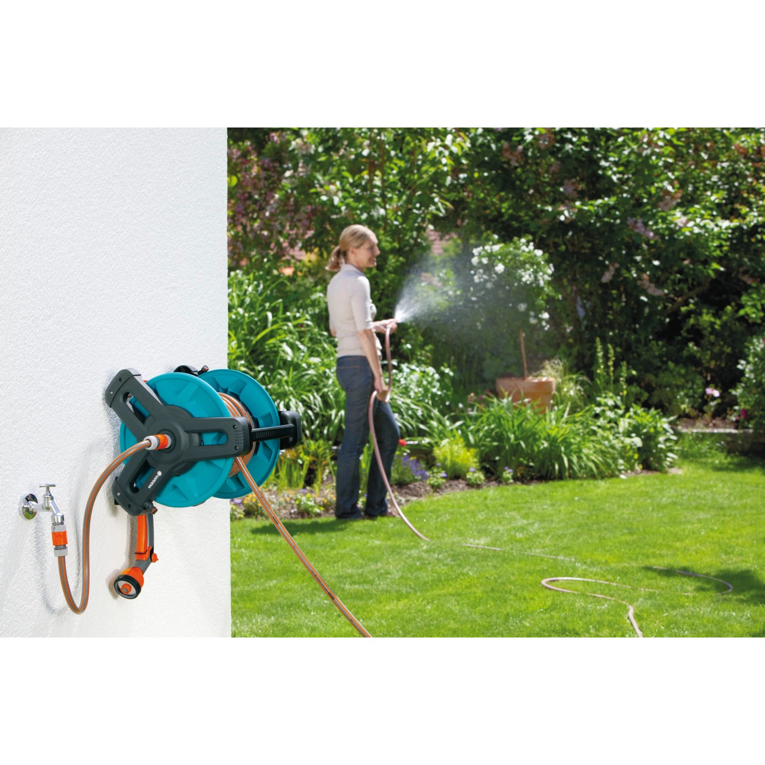 Gardena Wand-Schlauchtrommel Classic 50 Set mit Gartenschlauch im Einsatz.