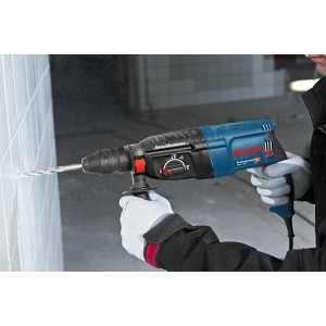 Bosch Professional GBH 2-26 F Bohrhammer beim Bohren in Fliesen.