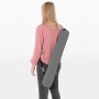 Frau trägt anthrazitfarbenen Doppler Marktschirm Expert (Ø 156 cm) mit Knickfunktion über der Schulter.