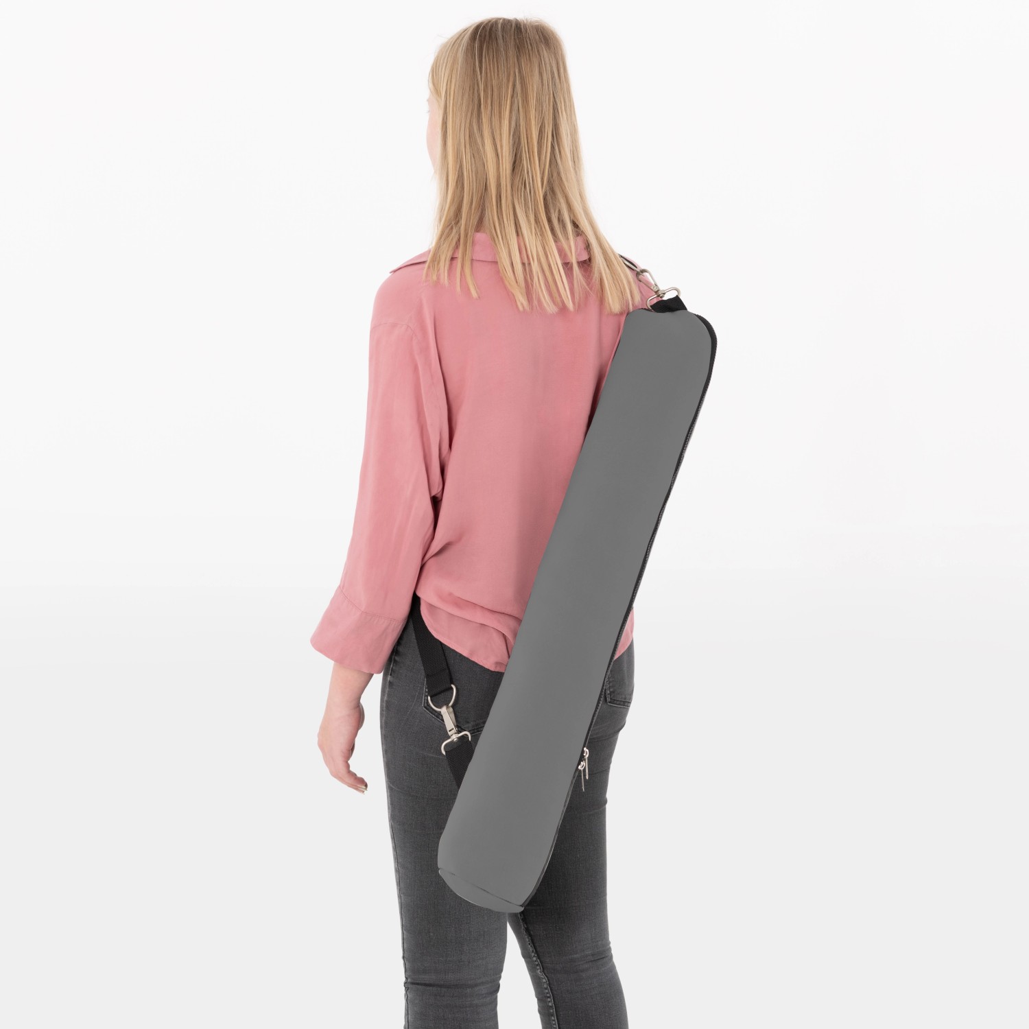 Frau trägt anthrazitfarbenen Doppler Marktschirm Expert (Ø 156 cm) mit Knickfunktion über der Schulter.