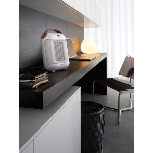 DeLonghi Keramikheizer HFX30C18.IW auf einem Schreibtisch, weiße Ausführung mit Tragegriff.
