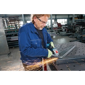 Mann schleift Metall mit dem Bosch Professional Akku-Winkelschleifer GWX 18V-10. Funken fliegen.