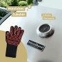 deluxe4home Gasgrill: Detailaufnahme von Thermometer und Grillhandschuh mit Flammenmuster.
