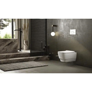 Weißes Taharet Dusch Wand-WC mit Soft-Close Sitz in modernem Bad. Spülrandloses Design für leichte Reinigung.
